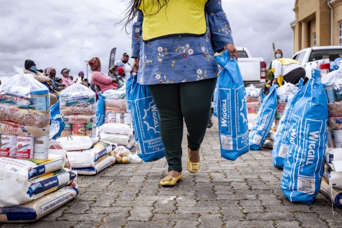 Mercedes-Benz South Africa provides food relief and delivers 1,000 food parcels to vulnerable communities in East London, Eastern Cape